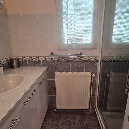 Maison Des Cerisiers Avec Piscine Privee A *